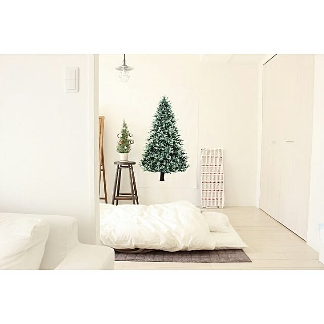 Bedroom,白,シンプルな暮らし,マンションインテリア,クリスマス,トーカイタペストリー,シンプルツリー,冬支度,てぬぐいタペストリー,かまわぬ,てぬぐい額,後藤照明,お布団工房,Made in Japan,日本製 susaayuの部屋