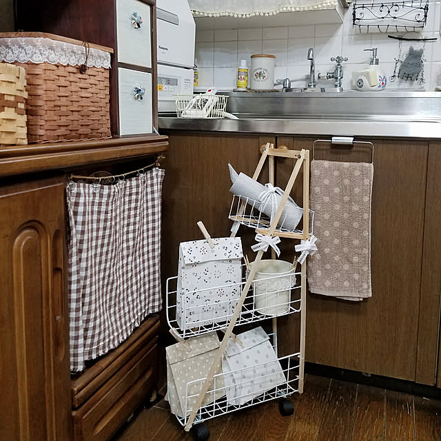 Kitchen,DIY リメイク,リメイク,100均リメイク,ダイソー,ハンドメイド,イーゼル,ワイヤーネット,ワイヤークラフト,紙袋,キャスター,ネジ、釘、不要,結束バンド,木工ボンド,隙間収納,デッドスペース,ワゴン,バスケットワゴン,手作り miccyoの部屋