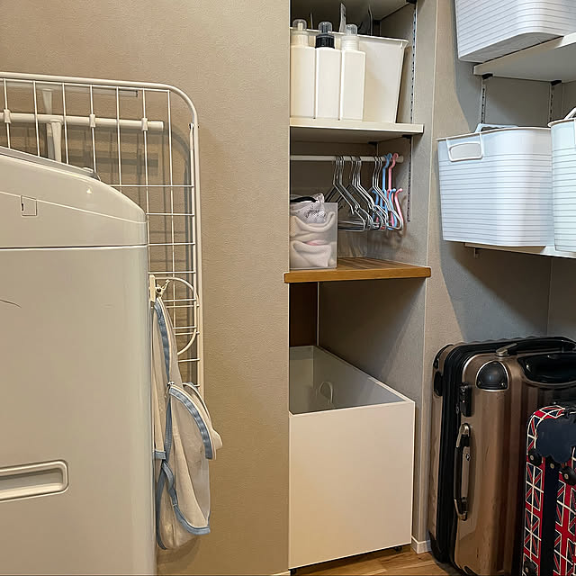 洗濯機まわりの収納,ランドリールーム,ランドリーシューター,物干しスペース,プライベートゾーン,スーツケース,洗濯物,掃除用具,キャリーバッグ,Bathroom yuriireeenの部屋
