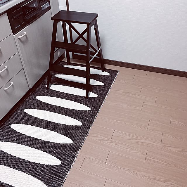Kitchen,モノトーンインテリア,縦長LDK,収納がない家,IKEA,スツール,踏み台,ダサいキッチン,白黒インテリア,pappelina,パペリナ,北欧モダンインテリア,MONOTONE,モダン インテリア,Black＆White,海外インテリアに憧れる,北欧モノトーン,シンプル,modern,いいね、フォロー本当に感謝です♡,黒で引き締め,白黒,ステップスツール,オシャレにしたい JANEの部屋