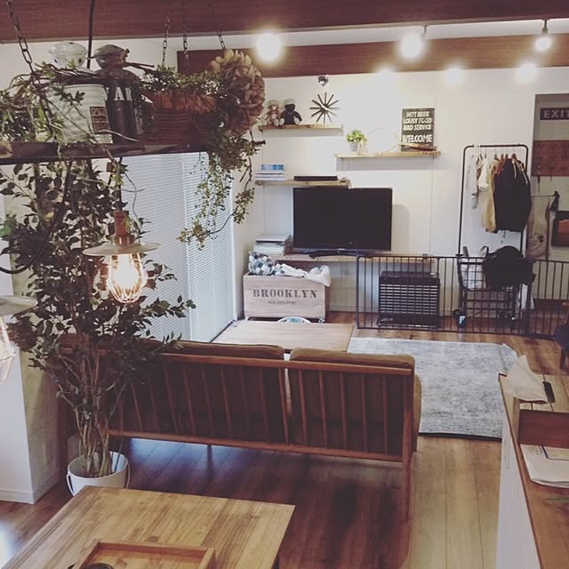 Lounge,TVボード,カフェ風,インダストリアル,niko and…　,後藤照明,ブルックリンスタイル,セリア,ダイニング,CRASH GATE,インスタ➡no.514,男前インテリア,IKEA,ニトリ,DIY棚,収納,リメイク,トラックファニチャー,ステンシル,100均,塩系インテリア,いなざうるす屋さん,ハンガーラック,DIY,クラッシュゲート,紅茶染め,観葉植物 no.514の部屋