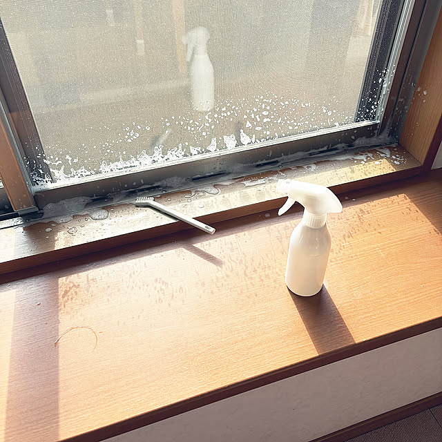 On Walls,一歩前進✨,スッキリ,重宝,無印のブラシ,窓枠掃除,築20年以上,しなるのいい！,すき間スティック,サッシの溝,サッシのお掃除,大掃除 kawauso15の部屋
