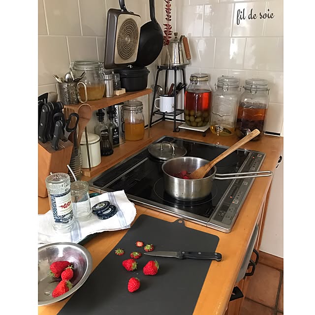 Kitchen,2017.4.18,ホーローキャニスター,メイプル集成材カウンター,調味料棚DIY,ダイソーまな板シート,果実酒,運命共同体,いちごジャム,休日の過ごし方,1969組,果実酒倶楽部 kinu-itoの部屋
