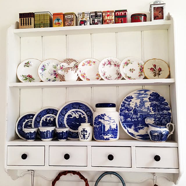 My Shelf,ペイントしました♡,ホワイトインテリア,ウィローパターン,ティーカップソーサー,紅茶缶,リサイクルショップの戦利品♪,古いものを愛する暮らし,ヴィンテージ,シャビーシック seiko5kidsの部屋