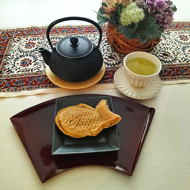 My Desk,ティータイム,癒し,益子焼きの器,漆のトレイ,鯛焼き,南部鉄器の急須,造花アレンジメント,フラワーアレンジメント,ハンドメイド,はなのある暮らし,ナチュラルモダンインテリア,柏木工ダイニングテーブル,3時のおやつ coco08439の部屋