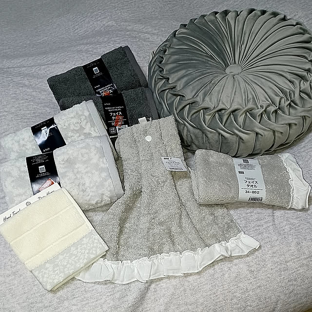 Bedroom,日用品,ホワイト×グレー,心地よい暮らし,Room Clipとの出会いに感謝✳︎,モノトーン大好き♡,閲覧、いいね有難うございます♡,皆様のおうちを参考にさせて頂いております,無言いいね＆フォロー大歓迎です♡,デコホーム♡,ダマスク柄♡ rikuerinka86の部屋