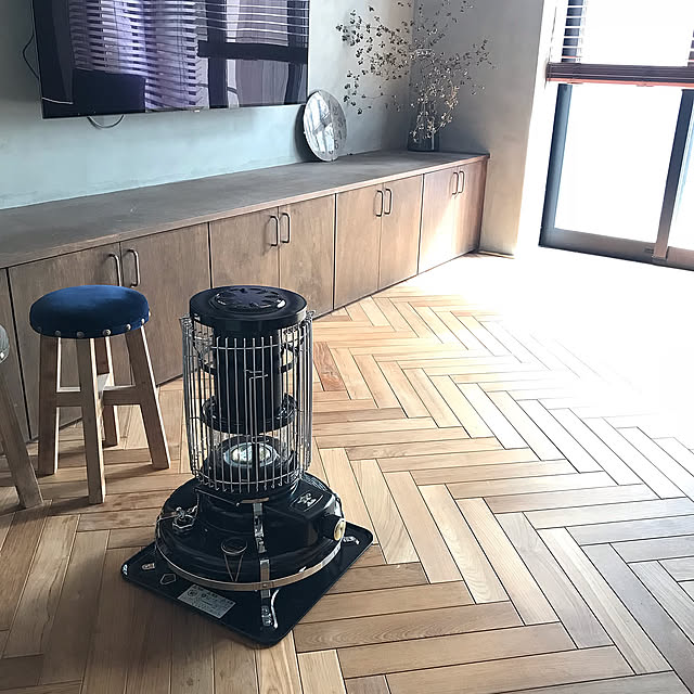 Lounge,Aladdin Blue Flame,ヘリンボーンの床,無垢の床,モルタル eoの部屋