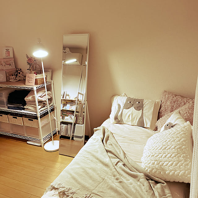 Bedroom,全身ミラー,スタンドミラー,賃貸インテリア,照明♡,プチプラアイテム,RoomClipショッピング,IKEA,くすみカラー,ニトリクッションカバー♡,2DK ふたり暮らし,100均,ナチュラルインテリアを目指して♡,絶賛模様替え中,スリーコインズ✨ chiiの部屋