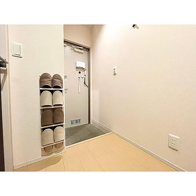 スリッパ収納,1LDK,ミニマリスト,ていねいな暮らし,セリア,無印良品,モノトーン,シンプルな暮らし,賃貸,ナチュラル,収納アイデア,ルンバがいる暮らし,インテリア,一番好きな場所,100均,D-room 賃貸,ニトリ,収納,On Walls,山崎実業 tower akiの部屋