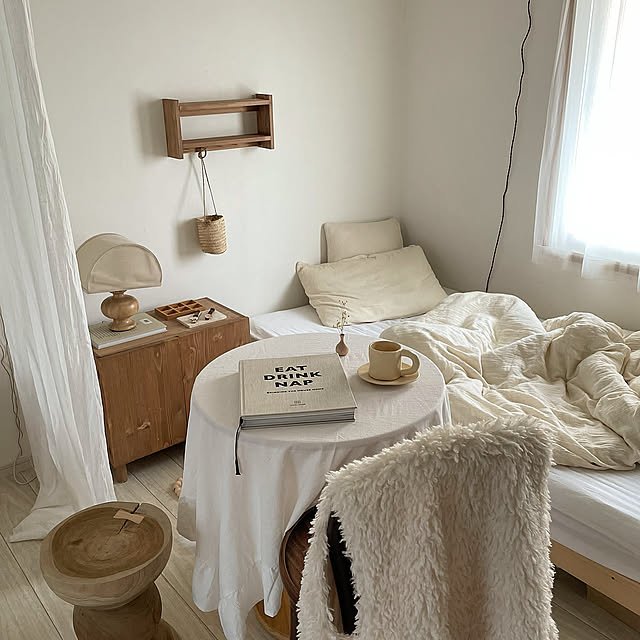 Bedroom,ラウンドテーブル,ベッドルーム,ナチュラルインテリア,模様替え,ローベッド,シェードランプ,リネンカーテン,北欧ナチュラル,キャビネットDIY,シンプルインテリア,Instagramやってます,ベージュインテリア,韓国インテリア,ig→emu__size,おうちカフェ emu.の部屋