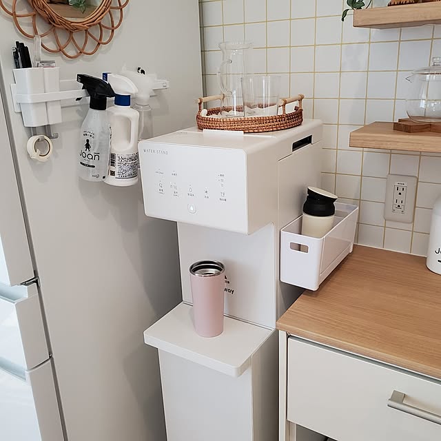 Kitchen,浄水器,ウォーターサーバー,ウォーターサーバーのある暮らし,暮らしのハンドブック2023,ウォータースタンド,白×木,マグネット収納,水筒置き場,ラタントレー annyaの部屋