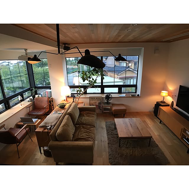 Lounge,TRUCK,FKソファ,白い家,IG→yuhe.x.x.x,iron leg low table,SLOW LIFE STYLE,観葉植物,大きな窓,IDEE,セルジュムーユ,truckfurniture,灯りのある暮らし,照明 YUHeの部屋