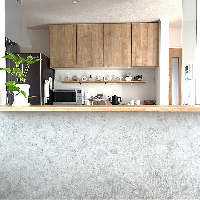 Kitchen,ペンキDIY,モルタル風,コンクリート風,キッチン腰壁,キッチンインテリア,DIY,カフェ風,ミッドセンチュリー,北欧,北欧インテリア,建売住宅,植物のある暮らし,無機質インテリア,韓国インテリア,アクセントクロス chiiの部屋