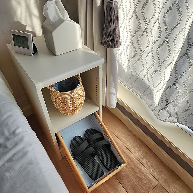 Bedroom,新生活,サンダル置き場,サンダルが濡れないように,無印良品かご,ブリ材角形バスケット,引出し式,ベッドサイドの棚,収まりが良い,ナチュラル雑貨 75の部屋