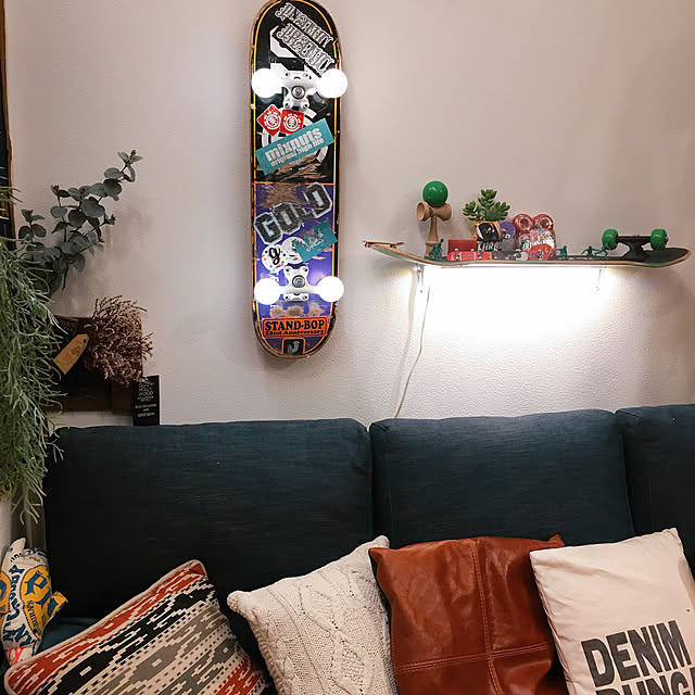 My Shelf,LED,照明,スケボーラック,スケートボードリメイク,スケートボード,スケボー棚,クッション,100均,百均,セリア,セリアのLED電球,IKEA 照明,IKEA,スケボーライト,ハンドメイド,リメイク,スケボーデッキリメイク,吹き抜け,ソファの上,10000人の暮らし,スケボー,GREEN LIFE,デニム&ダンガリー,BBHworks,NO GREEN NO LIFE,福岡県,スケボーデッキ,インスタ:bon_bon_hippie bon-bon-hippieの部屋