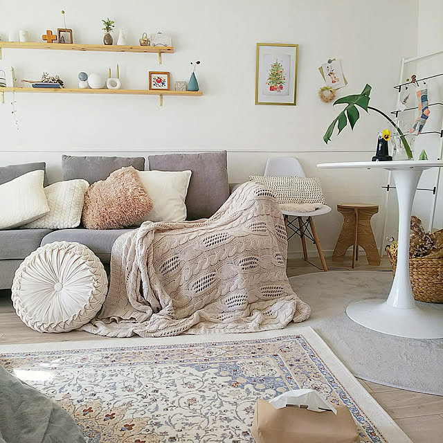 Lounge,ベージュインテリア,出会いに感謝♡,くつろぎ時間,グリーンのある暮らし,ナチュラルインテリア,イケヒコ ラグ,シンフォニー BE,いつもいいねやコメありがとうございます♡,もうすぐクリスマス,クリスマスポスター,DIY棚,12月11日,くすみカラーも好き,ブランケット,デコホーム,お花のある暮らし,ドライフラワー,クリスマス,冬支度,飾り棚,ルームクリップショッピング,ニットブランケット,ナチュラル,モンステラ,温もりある空間,イケヒコ,yukimaruちゃんの編み編みツリー,セリアクッションカバー,丸テーブル,ホワイトインテリア umiumiの部屋