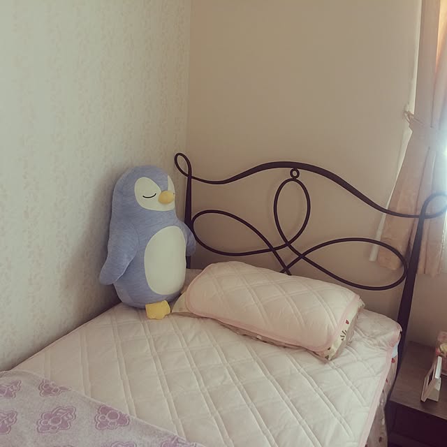 Bedroom,ペンギン抱き枕,Nクール,ピンクインテリア,輸入住宅,セルコホーム,ニトリ,ピンクの壁,ディズニー,オーダーカーテン katuの部屋