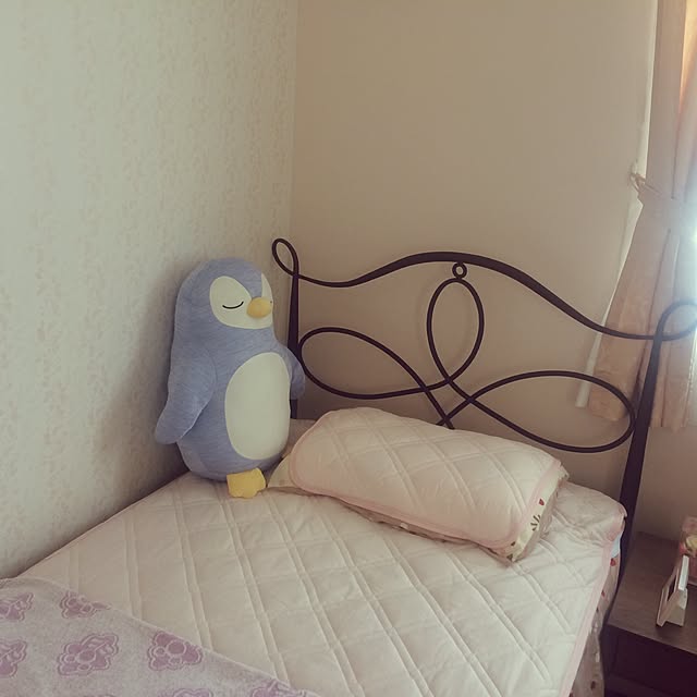 Bedroom,ペンギン抱き枕,Nクール,ピンクインテリア,輸入住宅,セルコホーム,ニトリ,ピンクの壁,ディズニー,オーダーカーテン katuの部屋