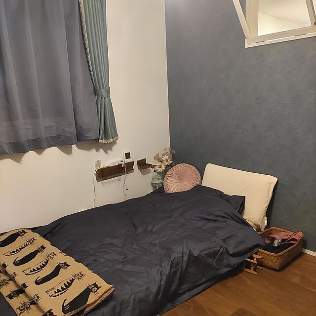Bedroom,秋色インテリア,布団カバー・枕カバー,ニトリ,ブランケット,アクセントクロス,すのこベッド,カーテン Maroの部屋