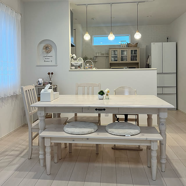 Kitchen,白い冷蔵庫,食器棚,施主支給品,施主支給,ペンダントライト,お花の照明,ダイニング,ダイニングルーム,ダイニング照明,ダイニングキッチン,ダイニングテーブル＆チェア,ダイニングチェア,ダイニングテーブル,ニッチ,キッチン,ホワイトインテリア,フレンチカントリー,フレンチシック,フレンチシャビー,ホワイト大好き,レンガ壁紙,レンガ風,飾り棚ディスプレイ,飾り棚DIY momijiakiの部屋