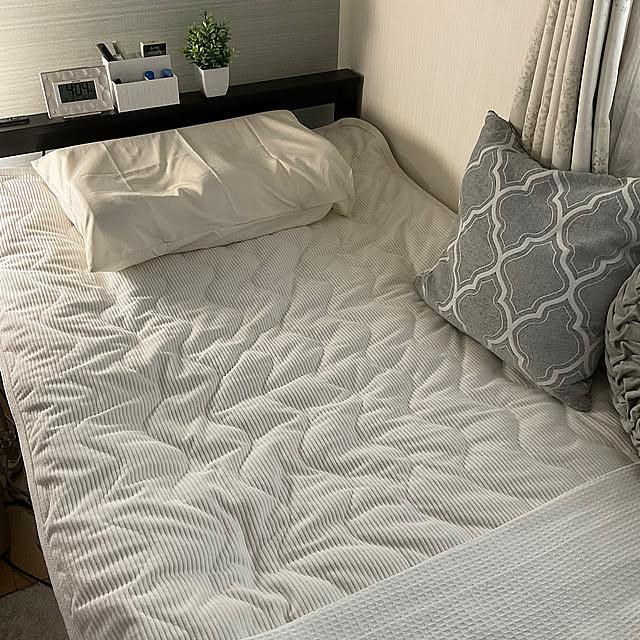 Bedroom,雑貨,ニトリ,シンプル,ホワイトインテリア,フェイクグリーン,シンプルインテリア,時計,しまむら nanae-lowellの部屋