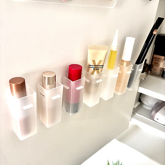 Bathroom,収納見直し中,収納アイデア,100均収納,100均,じゃない使い方,連結できる軟膏スタンド,セリア,メイクブラシ収納,リップ収納,コスメ収納,鏡裏収納,三面鏡収納,三面鏡裏収納,三面鏡,洗面所 収納,洗面所,インスタ→h___m.z.k,浮かせる収納 h___m.z.kの部屋