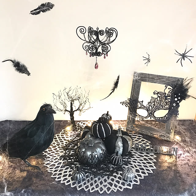 Entrance,セリア,ハロウィン,100均,モノトーンハロウィン,ダイソー,シャンデリア,ハンドメイド,ワイヤークラフト,趣味,ブラックハロウィン,黒,ゴシックハロウィン,プエブコ,パンプキン,リメイク,手作り,手芸,羽根,フェザー,下駄箱の上,季節の飾り,フォトフレームリメイク,秋のディスプレイ sumikoの部屋