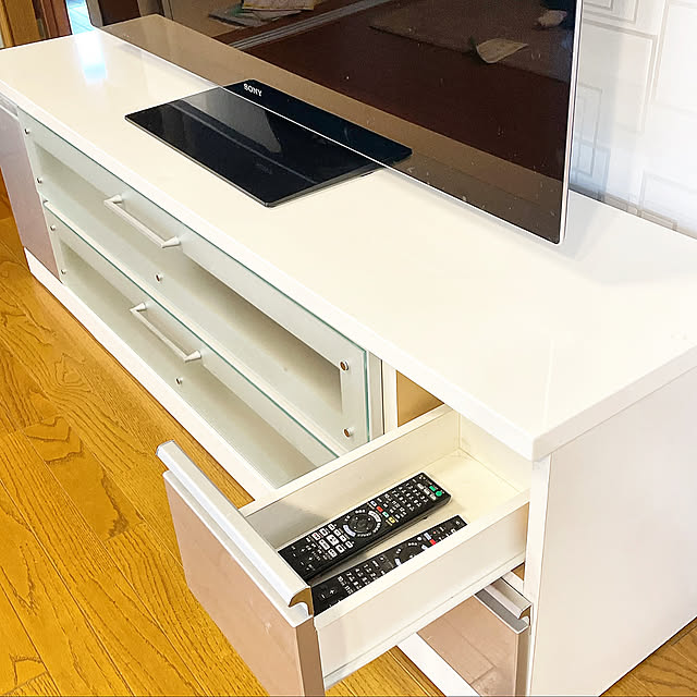 Lounge,テレビ,ニトリのテレビボード,生活感をなくしたい,リモコンの置き場所,中古住宅,おしゃれな家に憧れます。,ミニマリスト,築20年以上,中古戸建て,シンプルに暮らす,すっきり暮らす,シンプルな暮らし,ミニマリストに憧れて,中古一戸建て,子供4人,子供のいる暮らし,なるべくお金をかけずに,白が好き no94の部屋