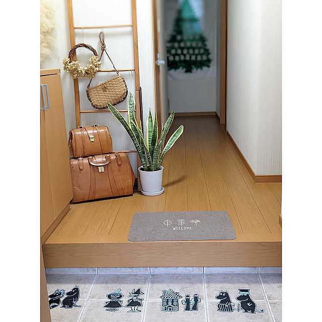 Entrance,クリスマス,大掃除開始,玄関タイル磨き,くつおきマーク変更,ムーミンキャラ集合♬,パパ・ママ→父,ハウス・ニョロニョロ→母,ミー・スナフキン→長女,ムーミン・ノンノン→次女,黒板シート,ポスカでお絵描き junの部屋