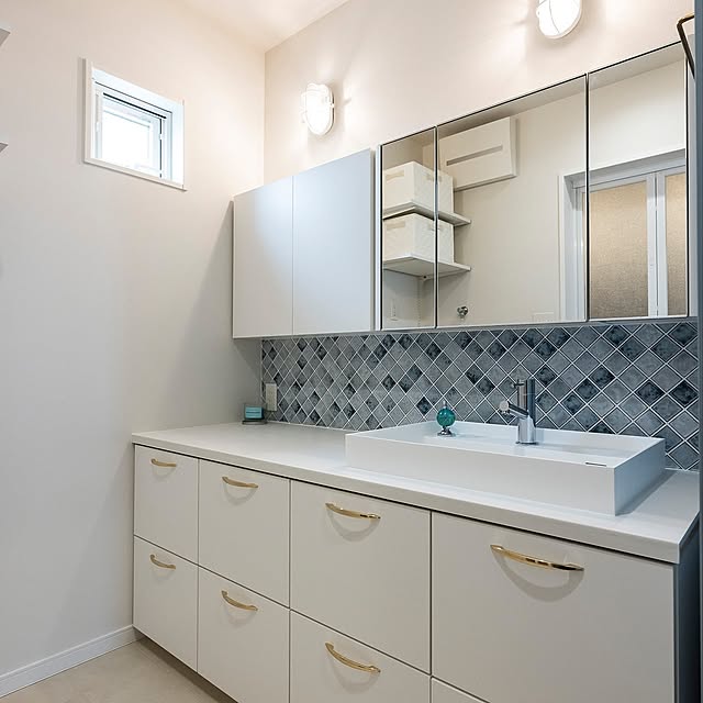 Bathroom,洗面空間,サンワカンパニー洗面台,サンワカンパニー鏡,アイカ スタイリッシュカウンター,オーデリックのマリンライト,オーデリック,名古屋モザイクタイル,カワジュン,カワジュン　タオル掛け,洗面収納 nonbiri_house_の部屋