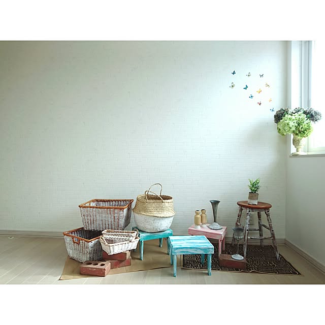 On Walls,子供部屋,白レンガ壁紙,ペンキ塗り,フレンチシャビー,シャビーシック,アトリエ,冬の日差し,海外インテリアに憧れる,海外のカラーセンスに憧れる,かごリメイクペイント,椅子リメイク erikamama.の部屋