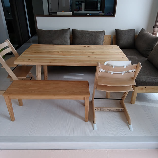 Lounge,白茶,コンパクト,こどもと暮らす,ホワイトフローリング,気分は平屋,シンプル,ソファーダイニング,リビングダイニング,カウンターキッチン,ベンチ,ストッケ,来客用,ダウンフロア,テーブル155×80,新築の参考に hinataの部屋