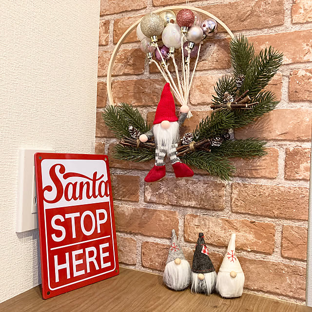 Entrance,ハンドメイドのある暮らし,手仕事のある暮らし,ハンドメイド好き,ハンドメイド,手仕事,飾り付け,クリスマス雑貨,クリスマスディスプレイ,クリスマス準備,クリスマス,材料は全て100均,100均,トムテ人形,サンタさん,オーナメント,クリスマスオーナメント,風船,サンタリース,バルーンサンタリース,バルーンサンタ,バルーン,リース,クリスマスリース,手作り,手作りリース,ハンドメイドリース,ハンドメイド雑貨 yocchanの部屋