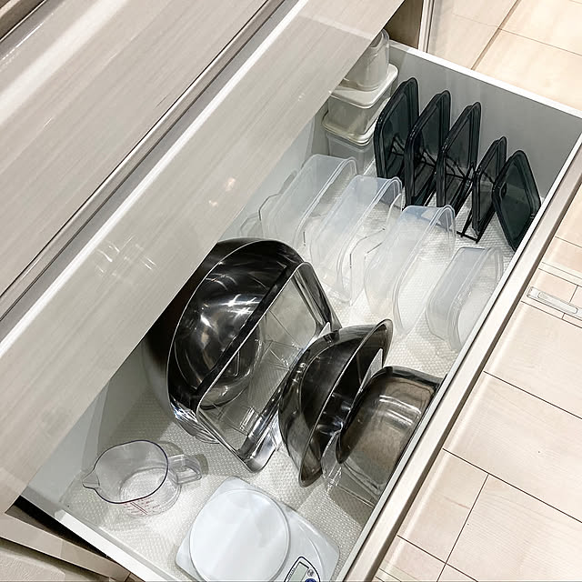 出し入れしやすくストレスフリー♪タッパーをすっきり収納するアイデア