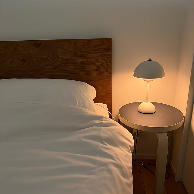 Bedroom,framaルームディフューザー,寝室,スツール60,アルテックスツール,北欧ヴィンテージチェスト,unico ベッド,フラワーポットランプ,FRAMAアロマオイル,暮らしの投稿 nn-homeの部屋