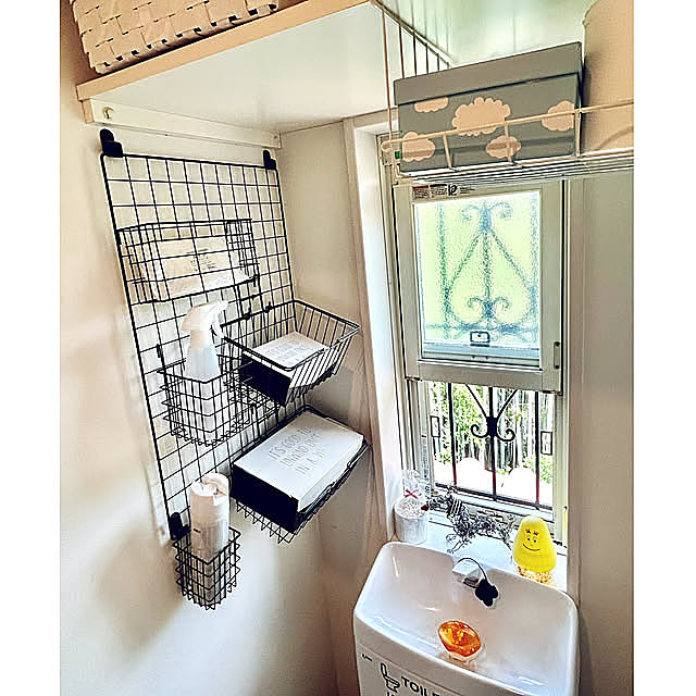 Bathroom,アイアン格子窓,トイレ掃除,IKEA,壁面収納,ワイヤーネット,ワイヤーかご,100均DIY,成長記録,記録用,吊り下げ収納,BOX収納,トイレステッカー,捨てられないもの,ワイヤーネット収納,トイレトレーニング表,出来たよシール,DAISO 箱 kittyの部屋