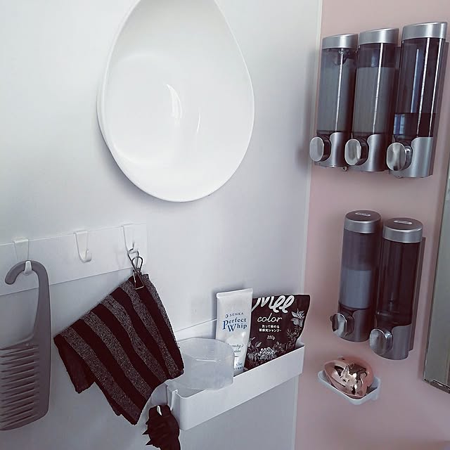 Bathroom,モノトーン,モノトーン好き,コメント喜びます♡,いいね、フォロー本当に感謝です♡,いいね♡ありがとうございます♡,子供のいる暮らし,RCの出会いに感謝♡,お掃除しやすく,コメント嬉しいです♡,ニトリ,マグネット,マグネット収納,浮かせると掃除が楽,ニトリマグネット抗菌湯おけ,モノトーンインテリア,壁掛けディスペンサー,ぬめり対策,時短掃除,なんでも吊るす,かび予防 G.Mの部屋