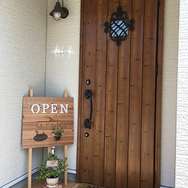 Entrance,玄関ドア,KICHLER 人感センサーライト,玄関照明,玄関前,ウェルカムプレート,看板 DIY,セリア,アイビー,いいね&フォローありがとうございます♡,LIXIL Rの部屋