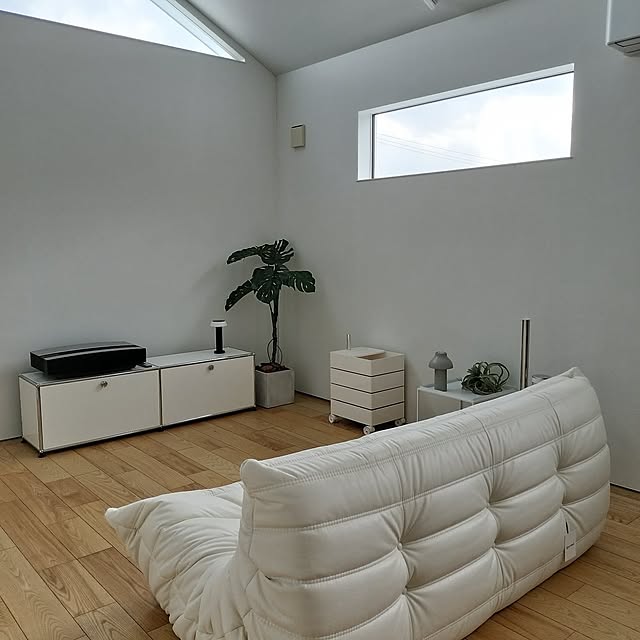 Lounge,ホワイトインテリア,照明,インテリア,オブジェ,個性的なデザイン,海外風インテリア,海外インテリア,注文住宅,2階リビング,オーダー家具,ていねいな暮らし,すっきり暮らす,シンプルな暮らし,窓辺のインテリア,アートのある暮らし,心地よい暮らし,個性的な家,TVボード,USMハラー,MAGIS,プロジェクター,リーンロゼ,USM,ソファ,マジス crepusculeの部屋