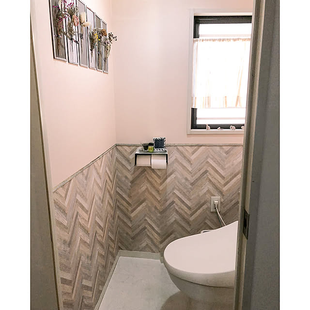 Bathroom,ペーパーホルダーはペイントリメイク,クラフトバンド,壁のモールディングはクラフトバンド,クッションフロアDIY,ドライフラワー,腰壁風,ヘリンボーン,ピンクの壁紙,壁紙DIY,淡色インテリア,雑貨 KirinPandaの部屋