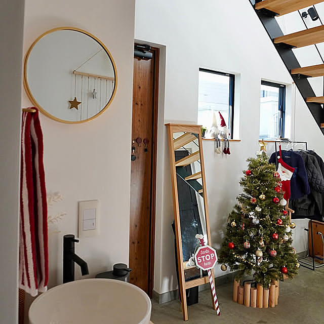 Entrance,Standard Products,スタンダードプロダクツ,壁掛けミラー,クリスマス,土間,クリスマスツリー,クリスマス雑貨,マイホーム,カフェ風インテリア,注文住宅,クリスマスディスプレイ,クリスマス飾り,土間玄関,クリスマスインテリア,土間のある暮らし,カフェのような空間を目指したい,アルザスツリー,アルザスツリー150㎝,セカンド洗面台,ただいま手洗い ss.my_homeの部屋