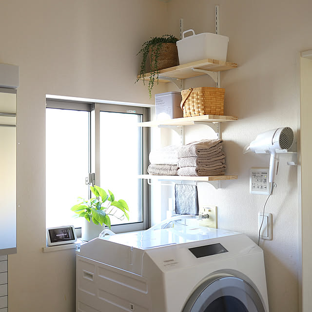Bathroom,可動棚,洗濯機周り,ドライヤー収納,タオル収納,洗濯機,洗濯機上収納,DIY,シンプル,モノトーンナチュラル,洗面所 収納,洗面所DIY,洗濯機の上,洗濯機まわり,ナチュラル,洗濯機まわりの収納 tomoccoの部屋