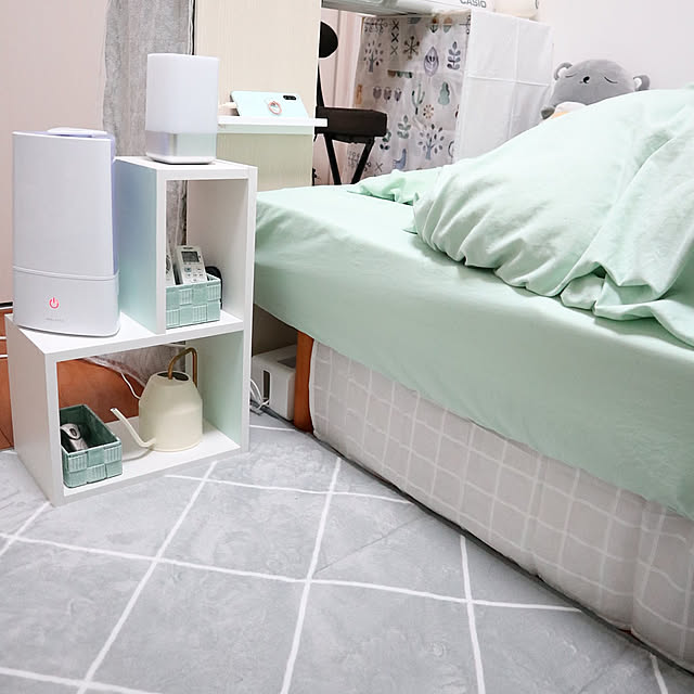 Bedroom,ミントグリーン,リメイク,リメイクシート,ホワイトインテリア,ニトリ,ホワイト×グリーン,パステルグリーン,セリア,100均,光目覚まし時計,加湿器,賃貸,ベッド下 o0mu0oの部屋