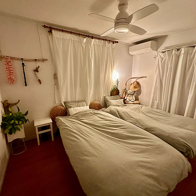 Bedroom,ライト,サイドテーブル,流木で作ったフック,IKEAのベッドカバー,ニトリのベッド,流木で作ったラダー,流木,ポトス,シーリングファンライト,ニトリのぬいぐるみ,海を感じるインテリア,フェイクグリーン Megumiの部屋