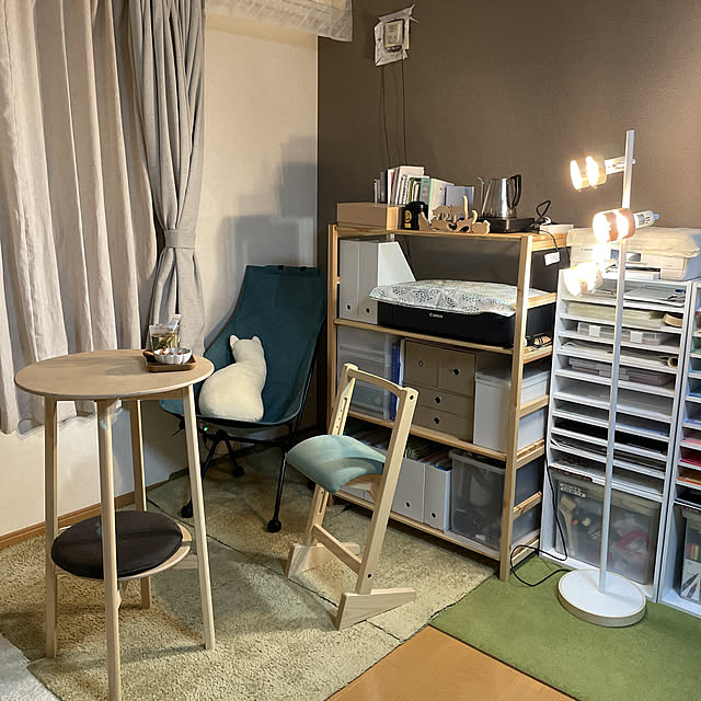 一人暮らし,ニトリの豆皿,リネンカーテン,旭川クラフト,パイン材ユニットシェルフ,旭川家具,マッシュルームテーブル,旭川muku工房,ニトリのフロアランプ,部屋のすみっこ,ニトリのクッション,無印良品ポリプロピレンファイルボックス,書類ケース,Lounge torichanの部屋