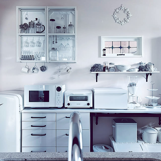 Kitchen,ステンドグラスの窓,ステンドグラス,小窓,室内窓,ホーロー缶,ホーロー雑貨,ホーロー,タワーブレッドケース,タワー,タワー tower,バルミューダ　リベイカー,バルミューダ,ウォールシェルフ,2026.4.24,壁面収納,IKEA,見せる収納,ハンギング,IKEAのシェルフ,エペイオス コーヒーメーカー,エペイオス usagiの部屋