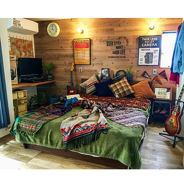 Bedroom,ネイティブ柄,無垢の床,ギターのある部屋,クッションカバー,ダブルベッド,照明,工業系,ブラケットライト,ブログ更新しました♡,ソケットライト,寝室,インダストリアル,ブルックリン,ストール,ポスター,英字デザインが好き,シール,ヴィンテージ風,植物のある暮らし,アンティーク,カッティングシート,サインペインティング,アメリカン,男前,海外インテリアに憧れる,デザイン,インスタ→mayukamu18,カフェ風,Little Owner,タイポグラフィ,ウォールステッカー,ディスプレイ mayukamuの部屋