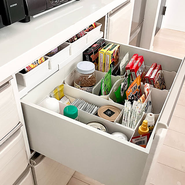 Kitchen,ストック収納,缶詰収納,つっぱりポール用棚,突っ張り棒,ダイソー,食器棚収納,キッチン収納,モノトーン,ホワイトインテリア,北欧インテリア,グレーインテリア,ホワイト×グレー yu-yuukiの部屋
