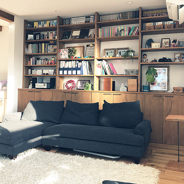 Lounge,オークの床,無垢床,ラグ,リース,NOYES,ソファー,リビングに本棚,造作本棚,本棚 t--ieの部屋