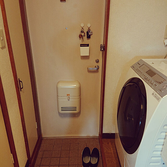Entrance,一人暮らし,ミニマリスト,洗濯機周り,靴はスリッポン,鍵は決まった場所に,財布/鍵置き場 miyabomberの部屋